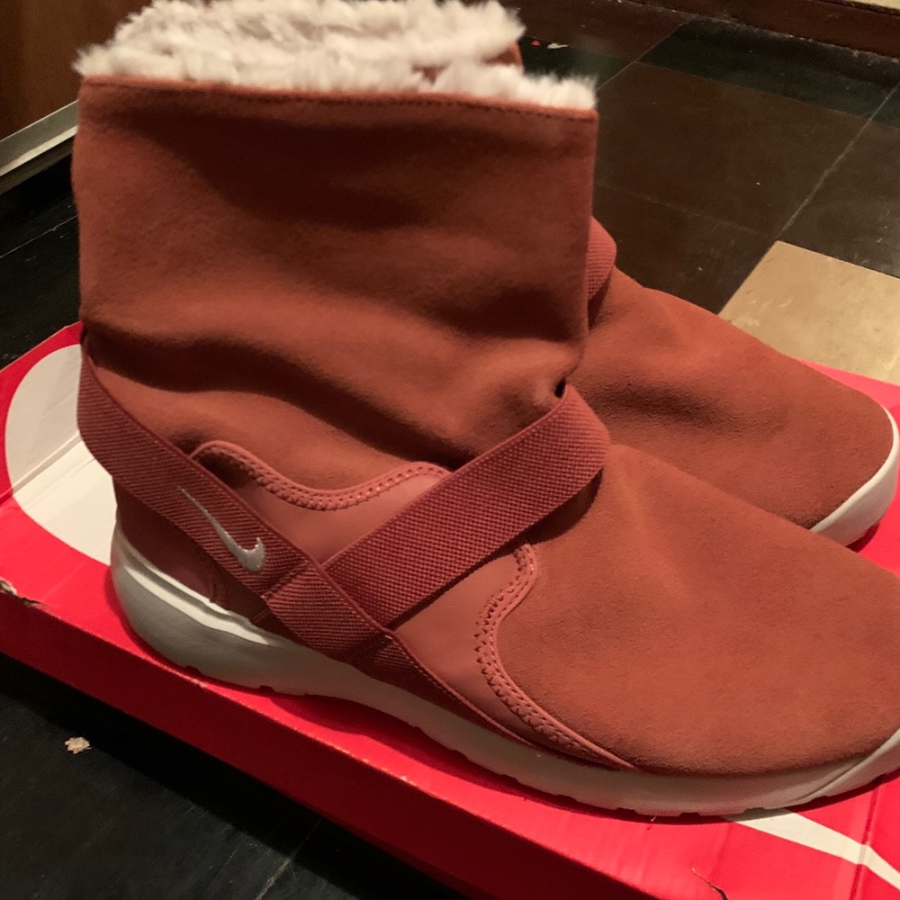 Boots - Picture 3 of 5